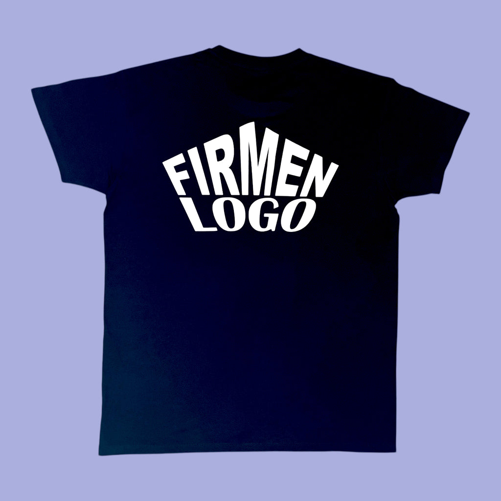 Schwarzes Herren T‑Shirt personalisiert mit Firmenlogo