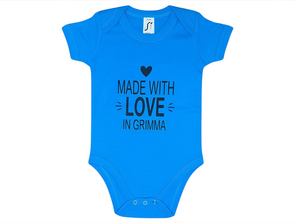 Baby Body „Made with love in Grimma“  mit personalisierbarem Stadtname