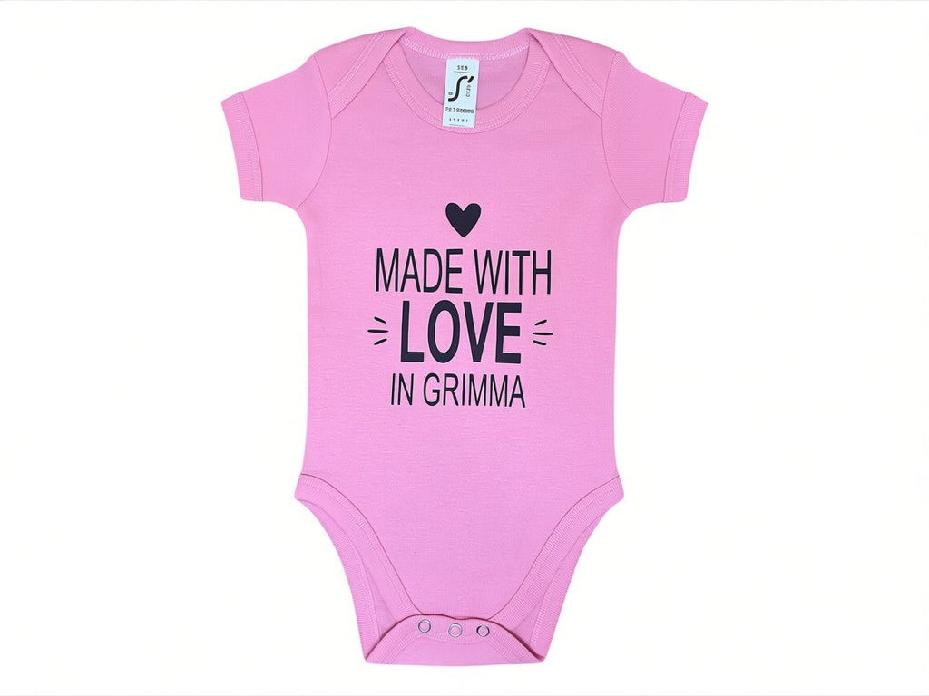 Baby Body „Made with love in Grimma“  mit personalisierbarem Stadtname